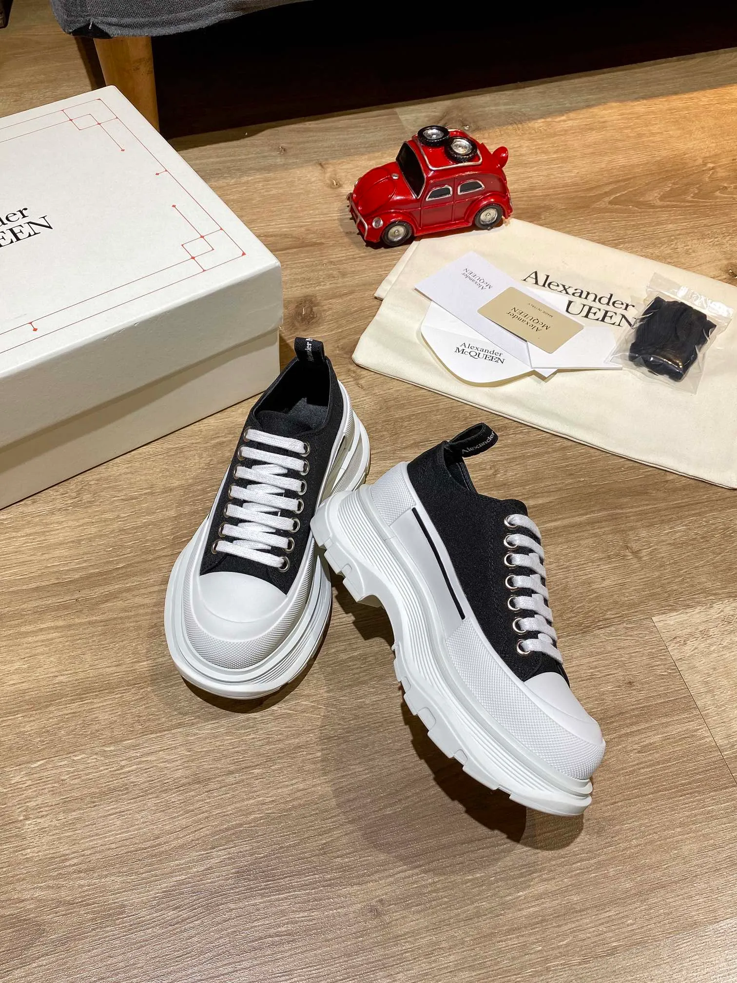 👟👟Ex-factory price 480👟👟 Alexander Mcqueen🚀🚀Couple model👫 MQ McQueen thick-soled platform shoes, the latest spring style in the counter, Xiaohongshu is popular. It is also a casual shoe that increases height and slimming 😄 Does not choose any style. The heel height is 6.5 cm, which is equivalent to wearing a pair of high heels. Slimming is inevitable. Black and white are versatile. Pink looks younger. Several colors are very popular. Purchased from the original order from hk. The highest quality in the market. A popular product, 👍 Material: genuine customized space Monica cloth, goatskin lining, private model TPU multi-layer combination outsole, standard code number, with a full set of the latest packaging at the counter. Code number: 35-40 for women and 39-44 for men.